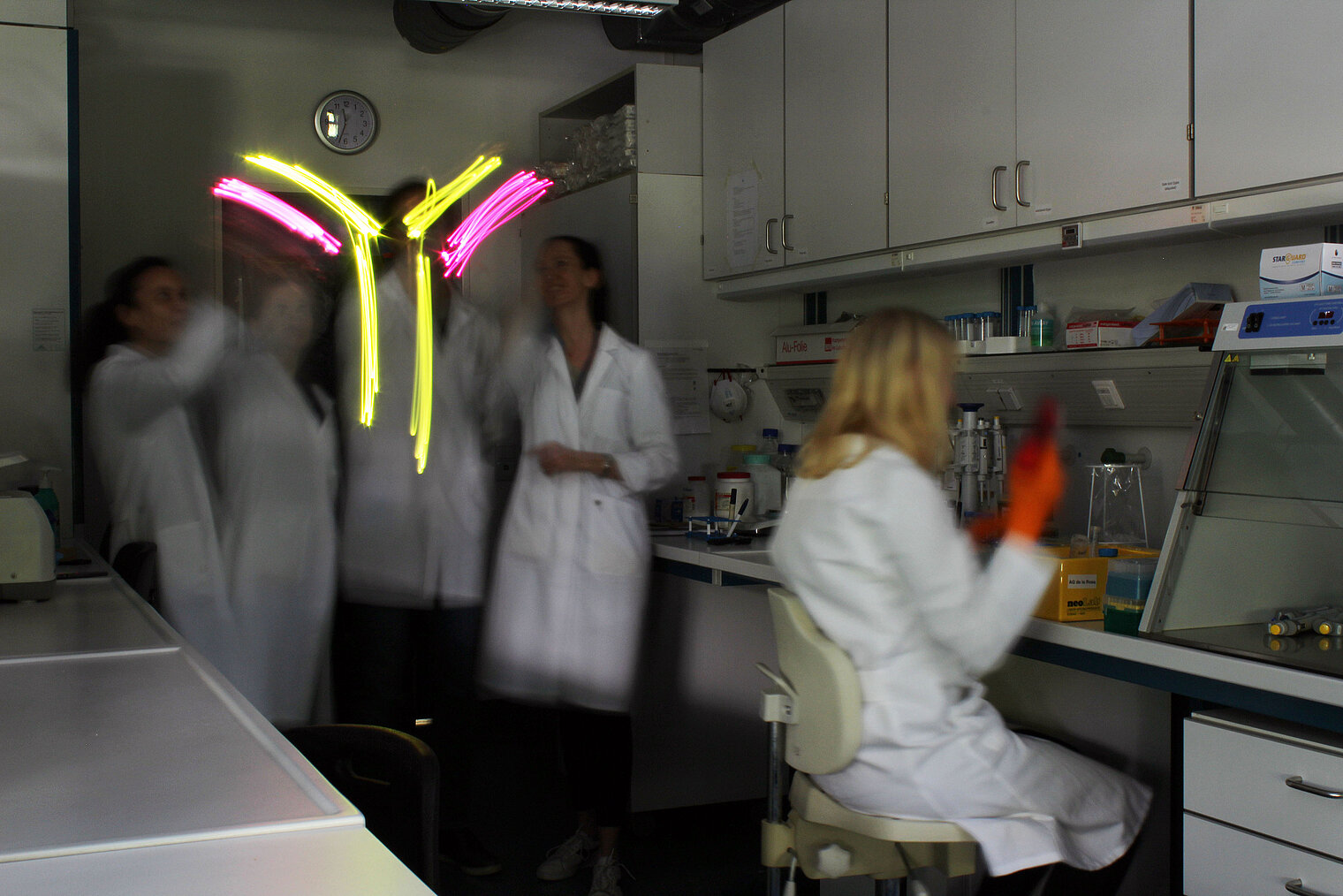 October 2018 - AG de la Rosa is painting an antibody with light.